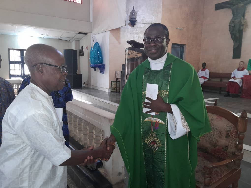 st-thomas-catholic-parish-amuvi-arochukwu-celebrates-bids-longest-serving-out-going-parish-priest-fr-kizito-farewell/
