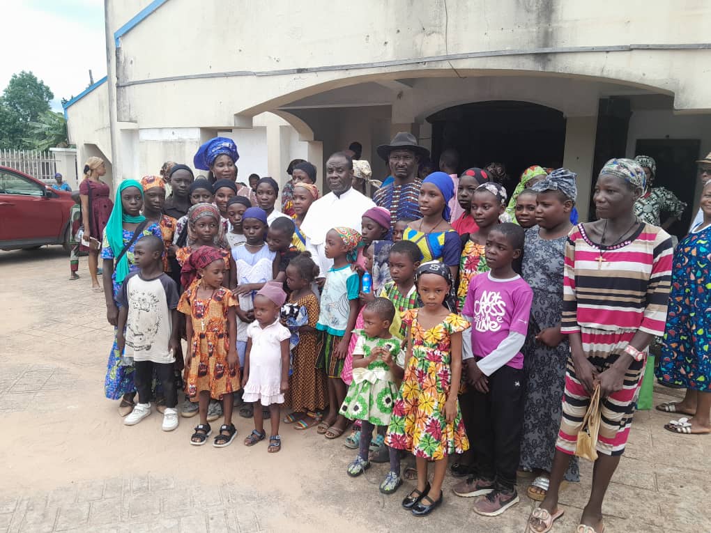 st-thomas-catholic-parish-amuvi-arochukwu-celebrates-bids-longest-serving-out-going-parish-priest-fr-kizito-farewell/